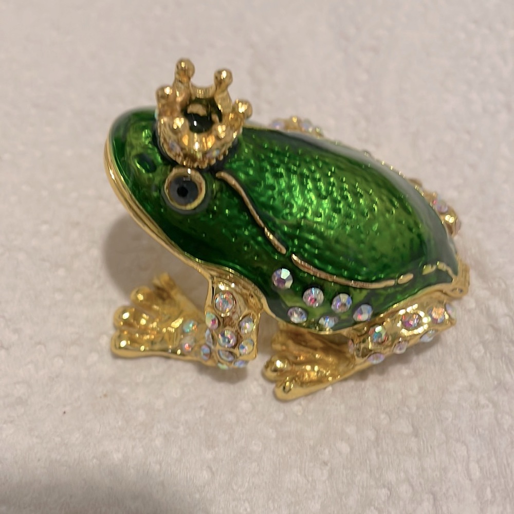 Magnetic frog jewlery holder
